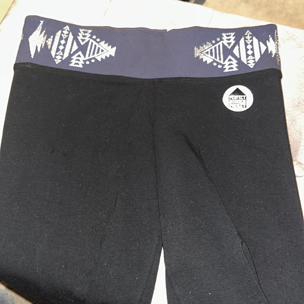 Victoria’s Secret PINK Shiny topped YOGA Cropped Leggings- retail $39.95 new